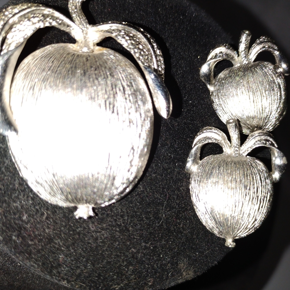 Sarah Coventry PEACHES Set; Brooch & clip on earrings.